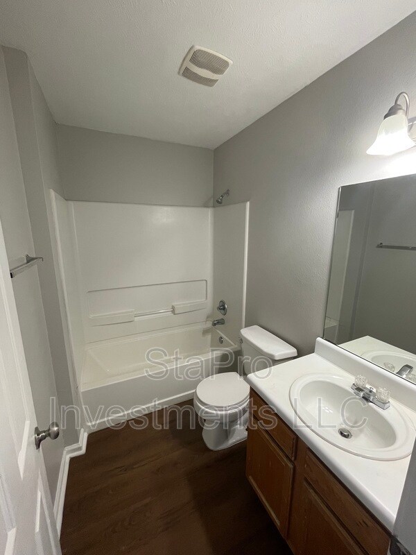 Building Photo - 131 Village Pl