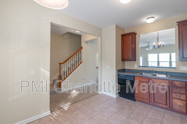 Building Photo - 10484 Alexander Martin Ave
