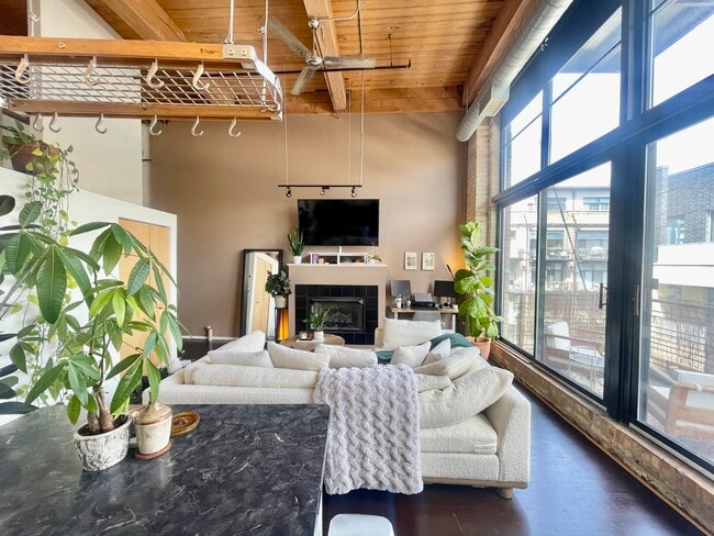 Photo - 1935 N Fairfield Ave Apartment