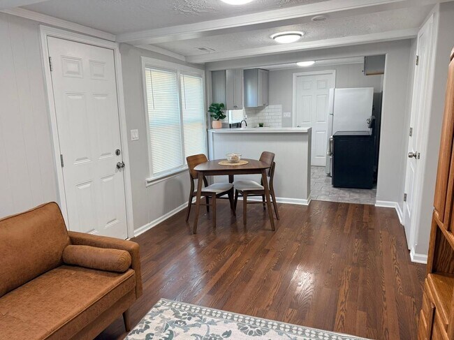 Foto del edificio - 4910 Blue Ln