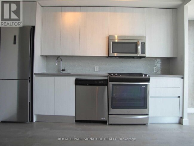 Building Photo - 111 Bathurst St