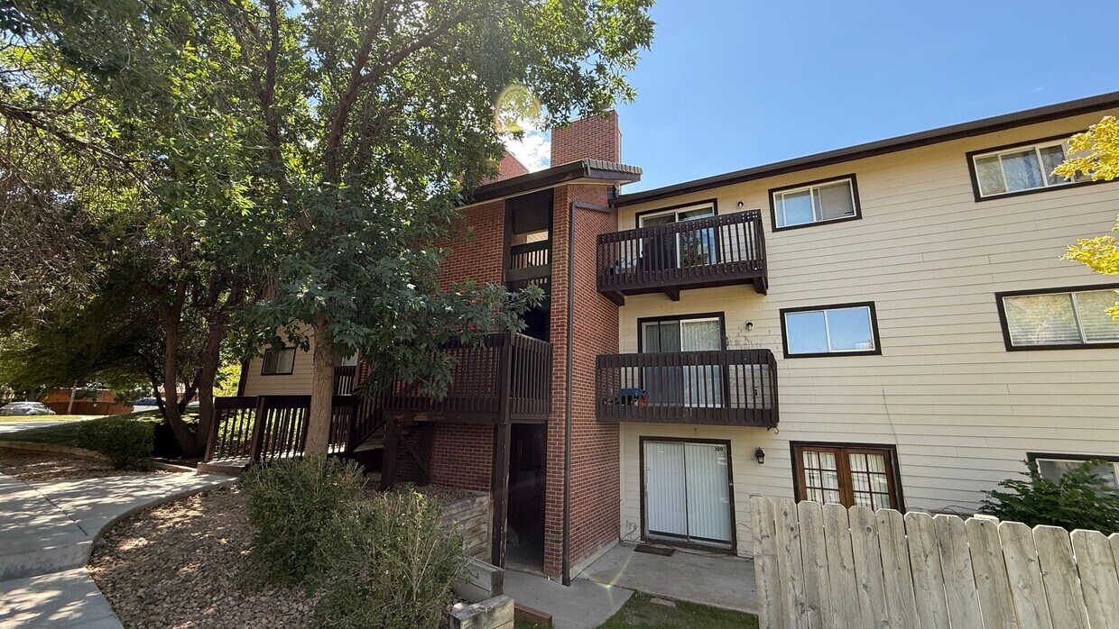 Foto principal - 2-Bedroom, 2-Bath Condo Near City Center i...
