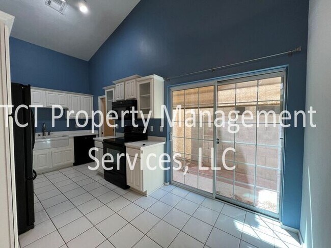 Building Photo - Beautiful Townhome with Fireplace