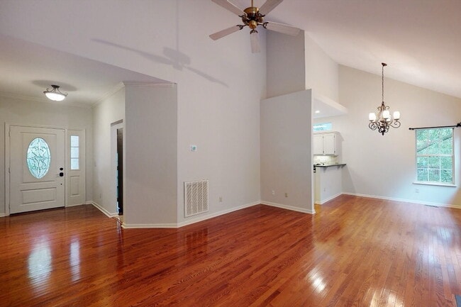 Building Photo - Charming 3 Bedroom Nashville Home with Pristine Hardwood Floors & 3 Full Baths!