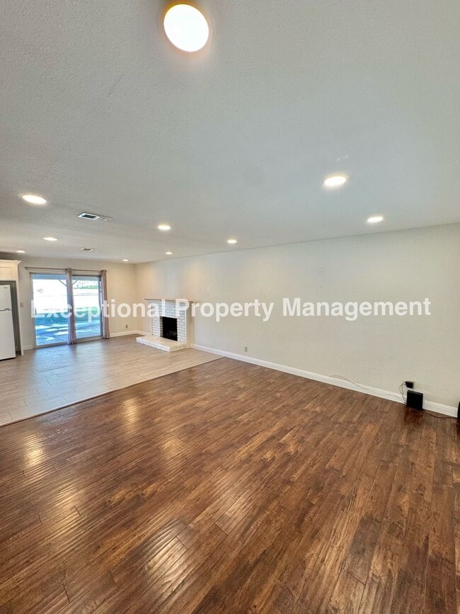 Building Photo - Ready to move in 3 bed 2 bath single story home!