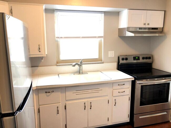 Kitchen - 611 Winston Dr