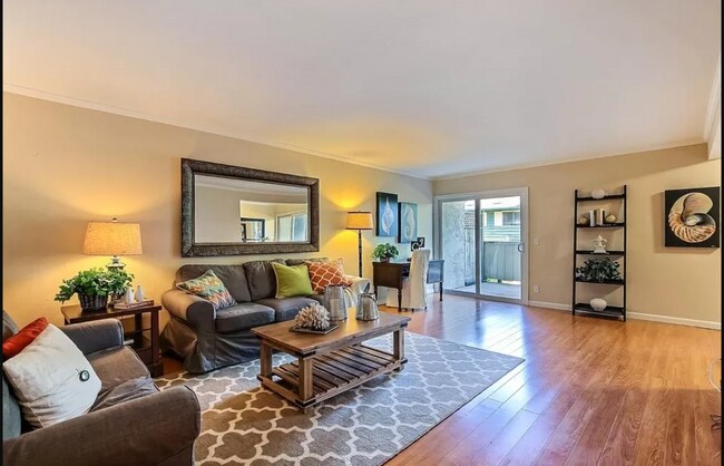 Foto del edificio - 7100 Rainbow Dr