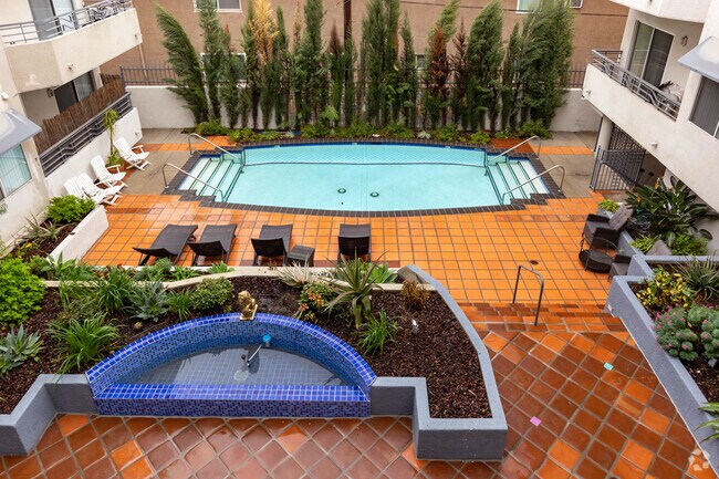 Carliyle Apartments - Carlyle Condominiums