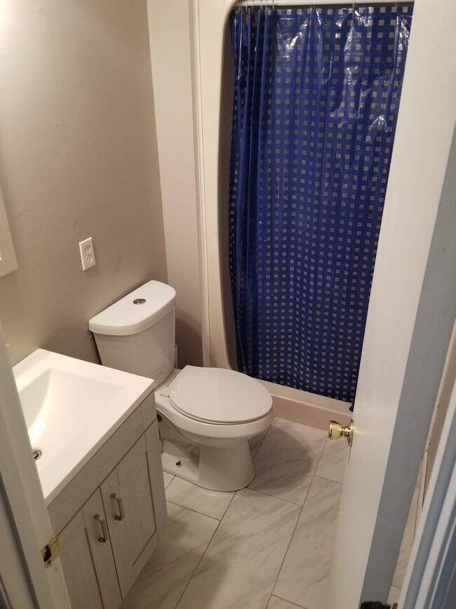 master bath - 2557 S Bluebeard Trail SW