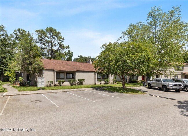 Foto del edificio - 8300 Plaza Gate Ln