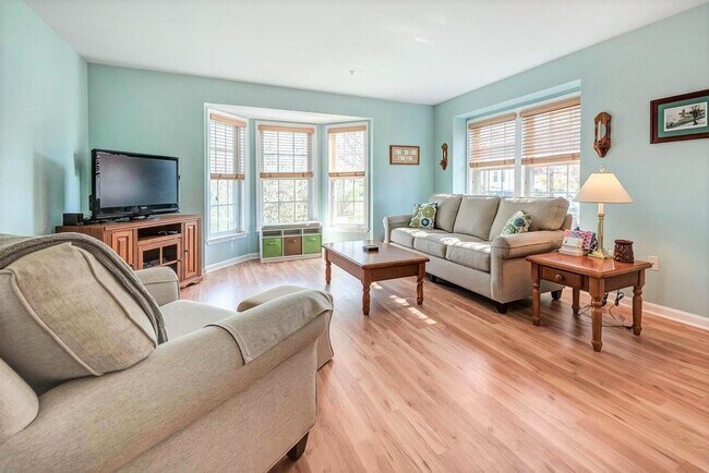 Foto del edificio - Extremely well maintained END UNIT townhouse in Ballenger creek available before the holidays!