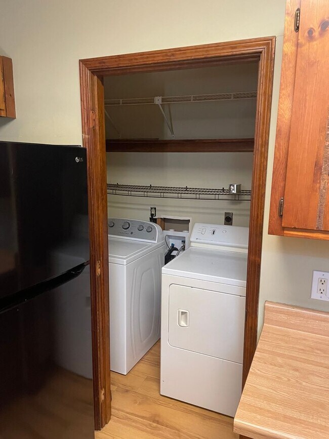 Building Photo - SPACIOUS 2/2 FOR RENT $1400