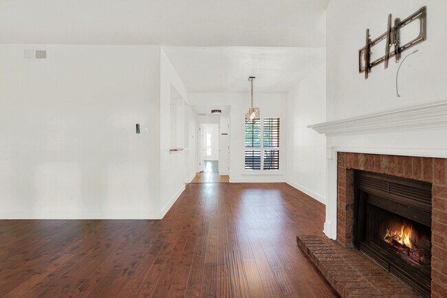 Foto del edificio - 12660 Hillcrest Rd