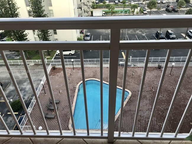 Foto del edificio - 2025 NE 164th St