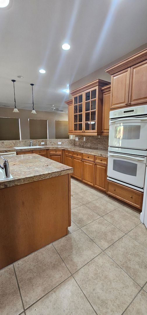 Foto del edificio - 5 Bed 4 bath 3 car garage Southwest Vistas FOR RENT