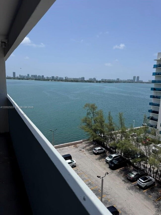 Foto del edificio - 7545 E Treasure Dr