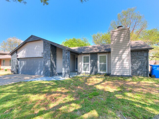 Building Photo - Beautiful 4 bedroom in South Tulsa and Uni...