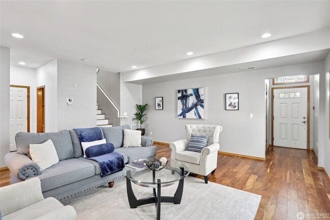 Building Photo - Contemporary Town home in Renton