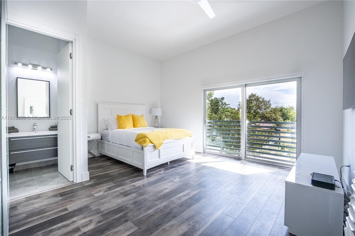 Foto principal - 3461 SW 25th St