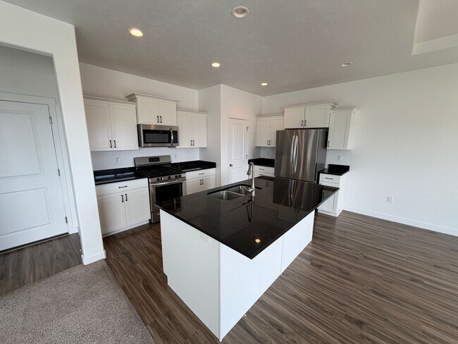 Foto del edificio - 8285 Lakeshore Dr
