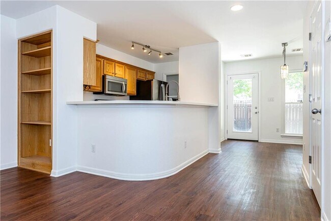 Foto del edificio - 6900 E Riverside Dr