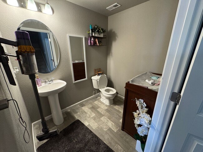 Building Photo - Modern 3-Bed, 3-Bath Townhome with Loft an...