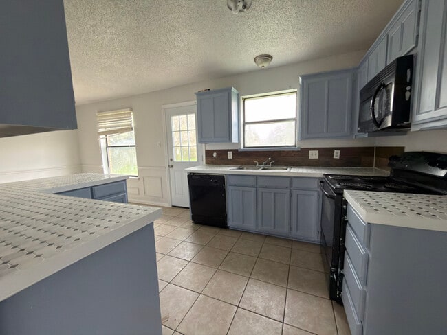 Building Photo - 1207 Charles Dr