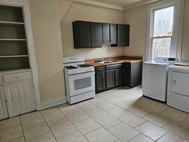 Building Photo - 205 W Oregon St