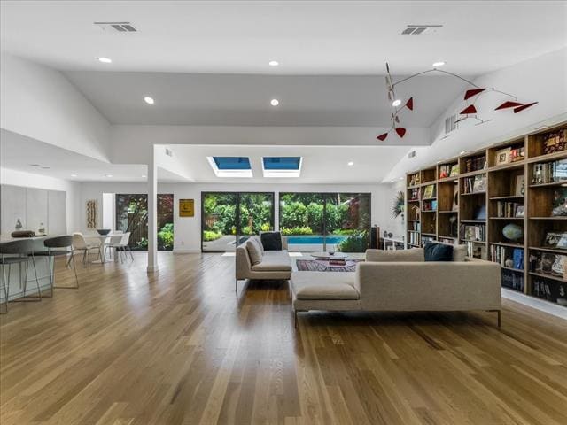 Foto del edificio - 7049 Gateridge Dr