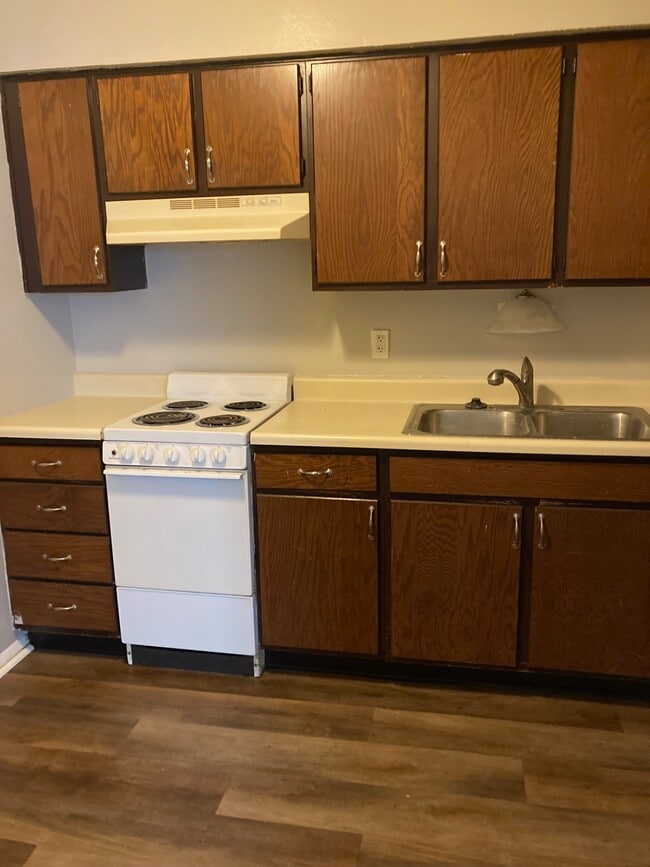 Building Photo - Green Town Apartments