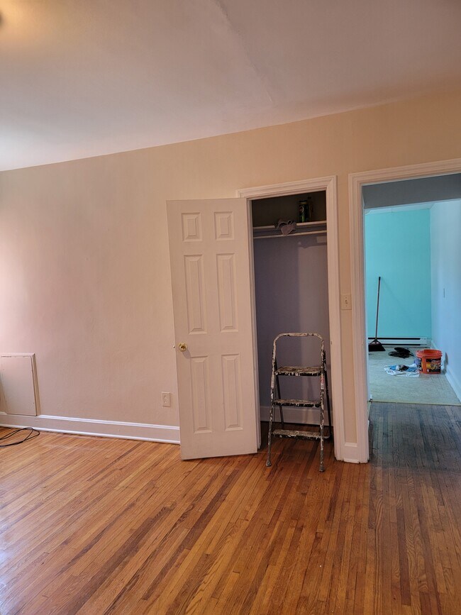 Sala de estar, al lado de la cocina/baño. - 61 E Franklin St
