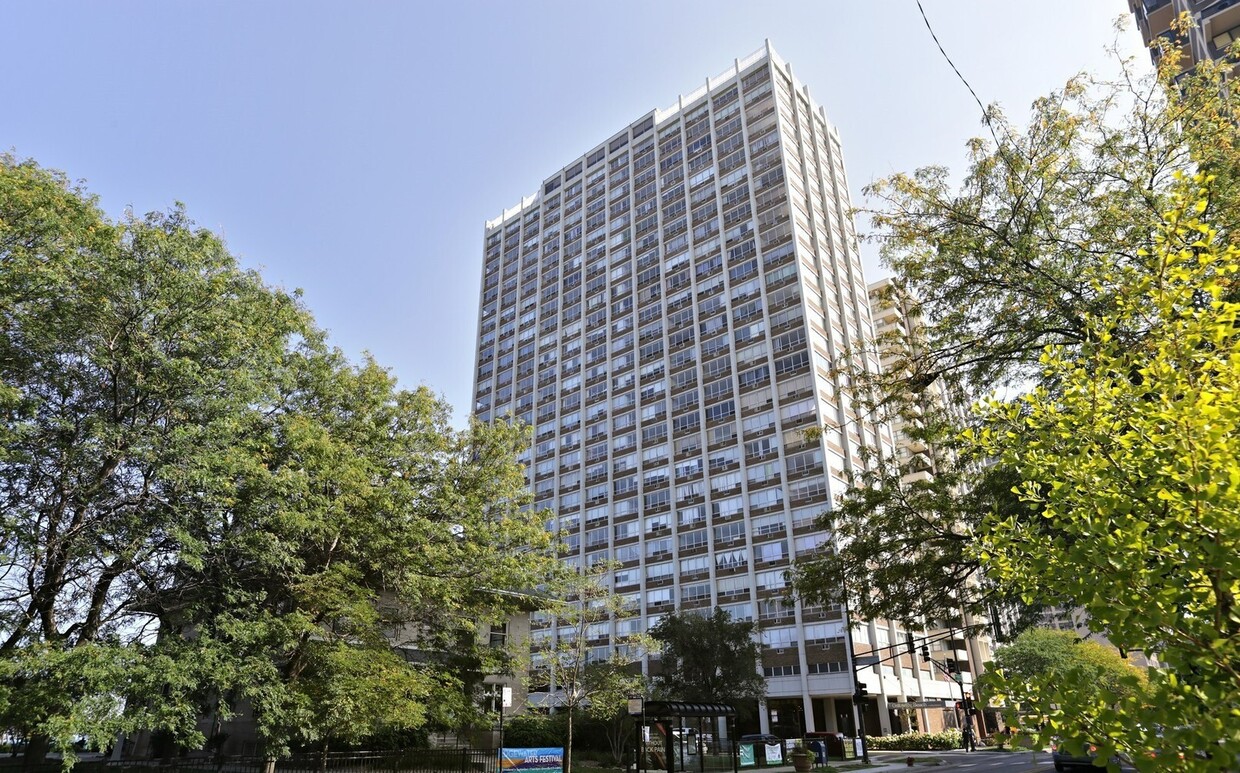 Primary Photo - 6171 N Sheridan Rd