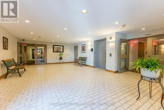 Photo du bâtiment - 318 Lorry Greenberg Dr