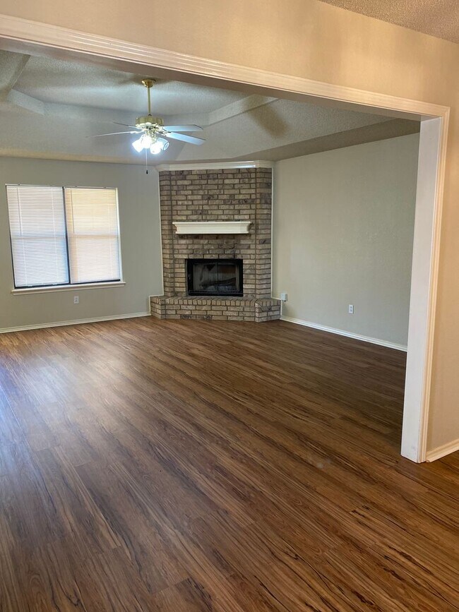 Building Photo - Spacious 3/2/2 in great location.