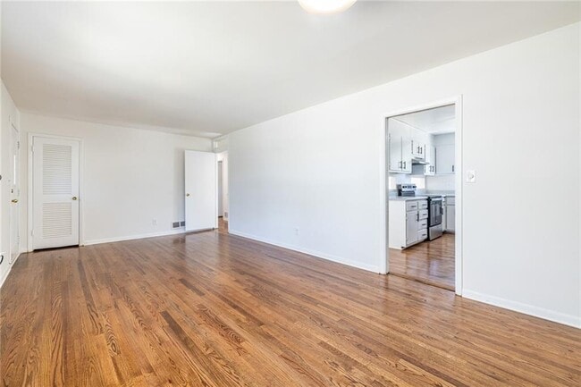 Foto del edificio - 2058 Green Forrest Dr