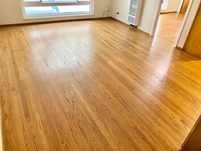 Foto del edificio - Spacious and Bright 1BR/1BA Unit in the Mi...
