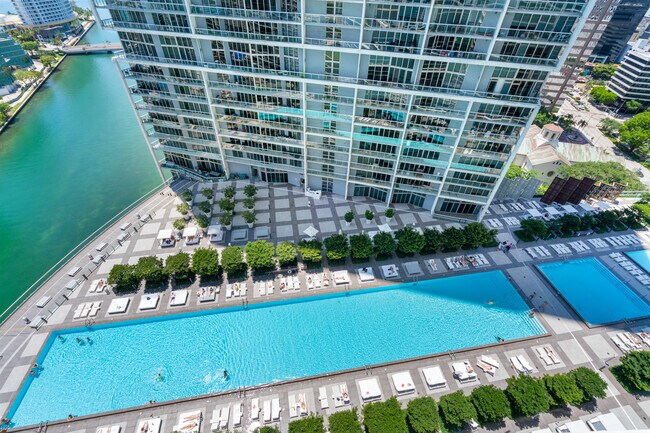 Foto del edificio - 475 Brickell Ave