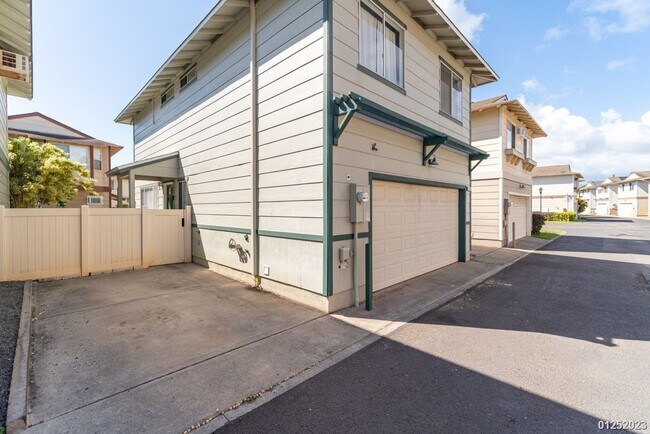 Building Photo - Newly renovated and Contemporary 3BR/2.5BA...