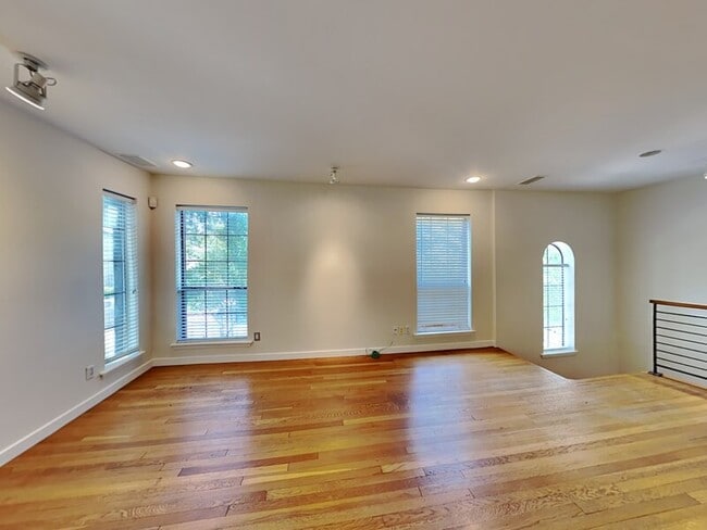 Building Photo - 4402 Buena Vista St