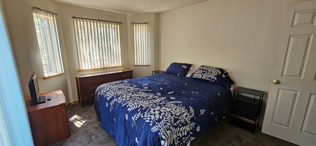 Foto del edificio - Large furnished mountain home walking distance to the river --- Available October 1