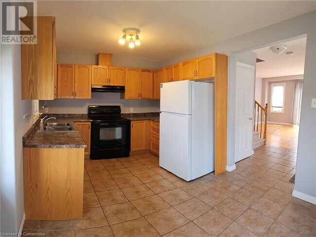 Building Photo - 535 535 Windflower Cres