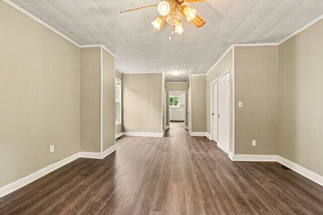 Foto del edificio - 215-217 Pine Grove Rd