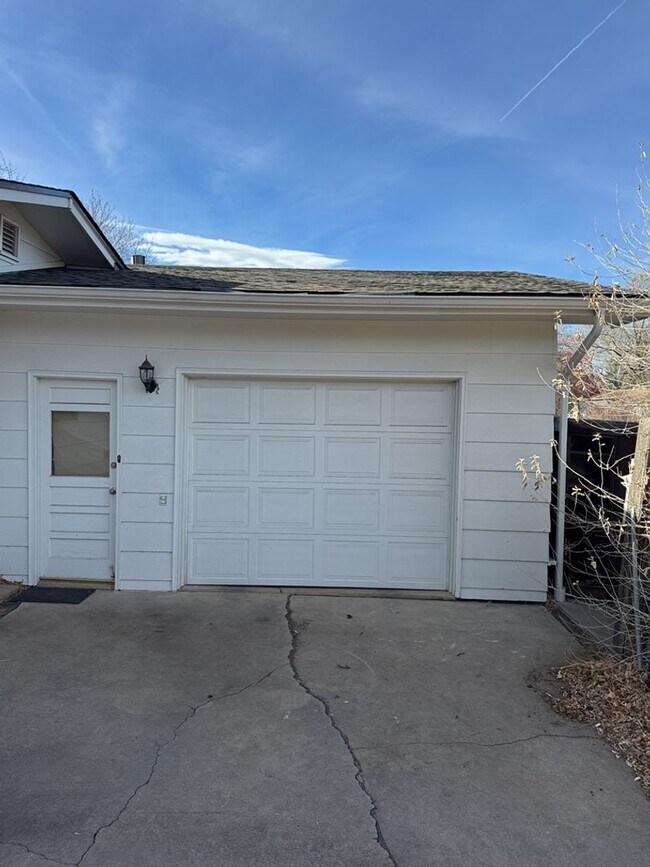 Building Photo - STUDENTS WELCOME! 5-Bedroom / 3-Bathroom Tri-Level Home Two Miles from CSU