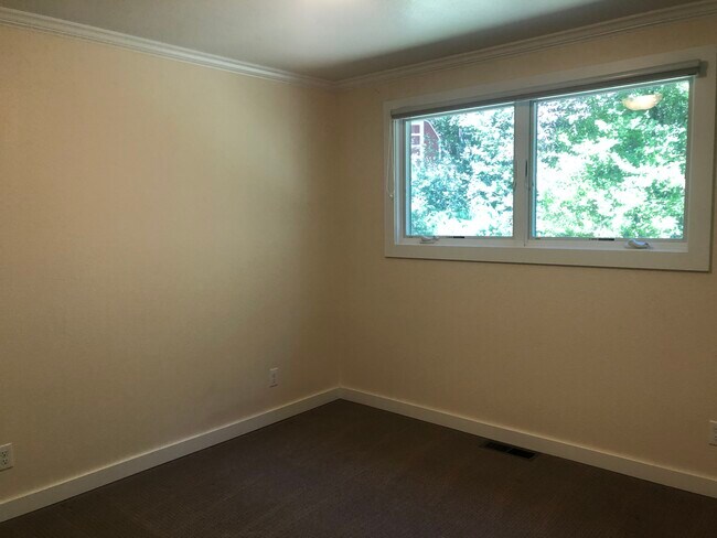 Foto del edificio - 420 NW Dack St