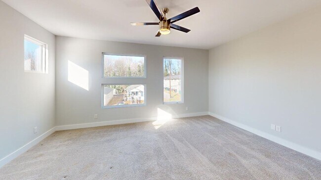 Building Photo - 3 story townhome in Seversville!