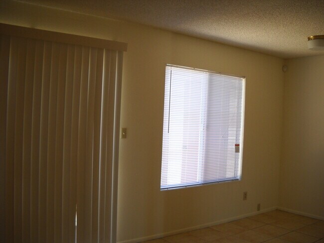 Foto del edificio - Cute unit in four plex