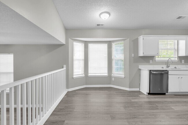 Foto del edificio - Welcome to your beautifully refreshed home in Hampton, where comfort, style, and convenience come...