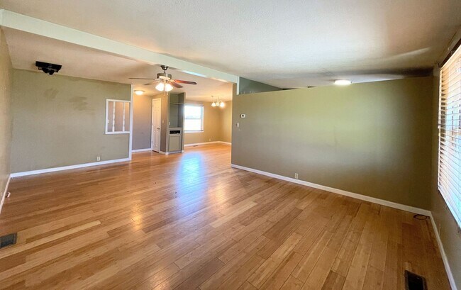 Foto del edificio - 3 bed 2 bath, full unfinished basement