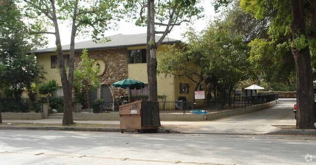 Foto del edificio - 1599 N Raymond Ave