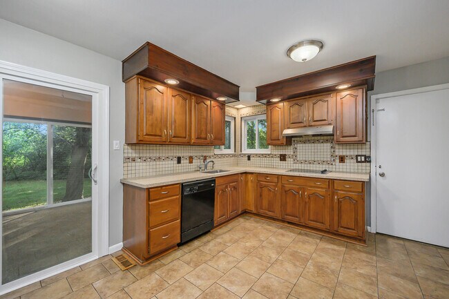 Building Photo - 24447 Bloomington Ct